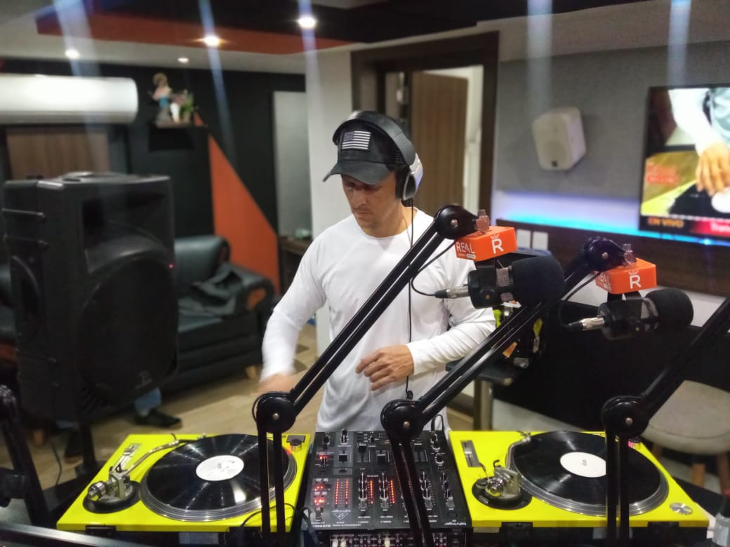 DJ Spell con vinilos